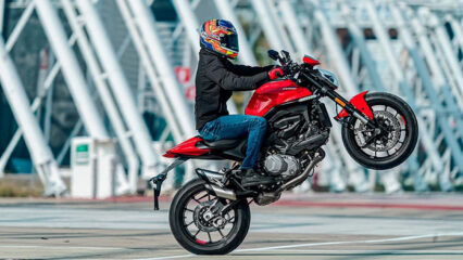 Ducati Monster: Price, Top Speed, Mileage, Specs & Reviews